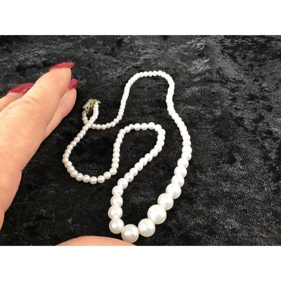 Faux Pearl Necklace Graduated Sizes Glass Bead 16 Inch Box Clasp Vintage Retro - Picture 1 of 2